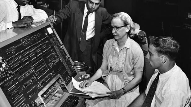 Grace Hopper war maßgeblich an der Entwicklung von COBOL beteiligt.