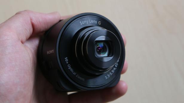 1. Preis: Die QX10 von Sony ist eine leichte, kleine Kamera, die sich dank kompakter Größe problemlos in der Hosentasche transportieren lässt. 