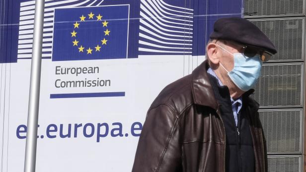 Pedestrians with masks near EU institutions