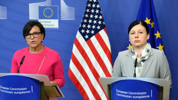 Die EU-Kommission segnete am Dienstag den Deal mit den USA bezüglich Datenaustausch ab. Links: Penny Pritzker. Rechts: Vera Jourova.