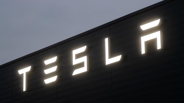 Schriftzug auf einem Verkaufsgeschäft und Service Center des Herstellers für Elektrofahrzeuge, Tesla.