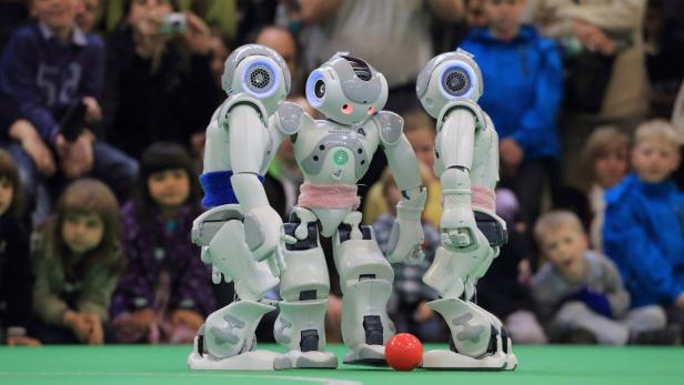 Fußball-Roboter im Kampf um den Ball