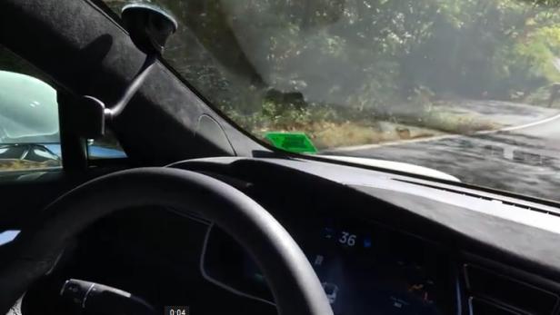 Tesla-Fahrer, die sich auf die Autopilot-Funktion verlassen, geraten in gefährliche Situationen.