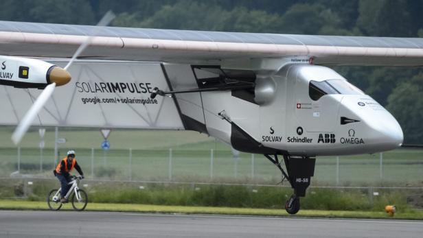 Solar Impulse 2 hat sich zum Ziel gesetzt, einmal um die Welt zu fliegen.