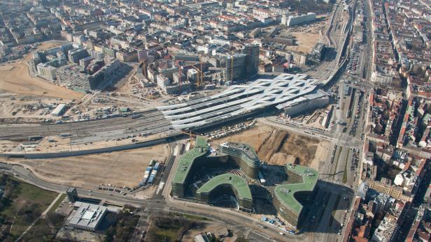 Noch befindet sich der Wiener Hauptbahnhof inmitten einer riesigen Baustelle, am Dach ist dennoch bereits eine Solaranlage aktiv.