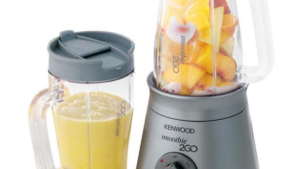 Der Kenwood Smoothie 2GO SB055 ermöglicht fruchtige Erfrischung samt Vitaminkick für unterwegs. Egal ob frische Vitaminshakes, cremige Früchtecocktails oder coole Drinks – der Kenwood Smoothie 2GO mixt die richtige Mischung Spaß, Wellness und Lifestyle für unterwegs oder zu Hause.