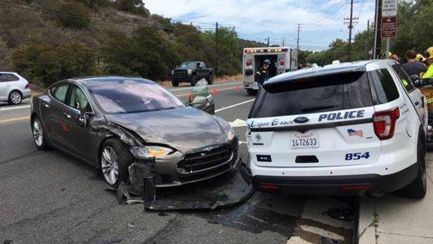 Ein Unfall aus dem Jahr 2018, bei dem ein Tesla im Autopilot-Modus ein geparktes Polizeiauto gerammt hat