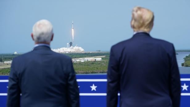 Vizepräsident Mike Pence und Präsident Donald Trump beim Start der Crew-Dragon-Rakete