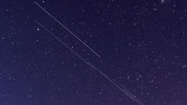 Starlink-Satelliten am Nachthimmel über Ungarn