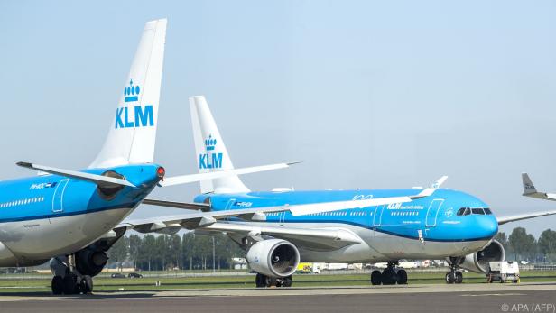Zwei KLM-Flugzeuge auf dem Flughafen Schiphol