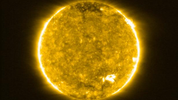 Erste Aufnahme des Solar Orbiters von der Sonne. Die Sonnenkorona ist als heller Lichtring sichtbar