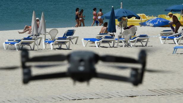 Auch in Spanien setzt die Polizei Drohnen zur Überwachung des Strands ein. Allerdings wird hier der Mindestabstand kontrolliert, nicht die Brüste von Frauen