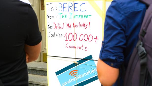 Am Donnerstag wurden in Riga die ersten 100.000 Kommentare an die Regulierungsbehörde BEREC übergeben.