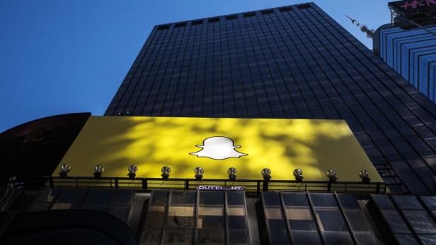 Das Snapchat-Logo über dem New Yorker Times Square