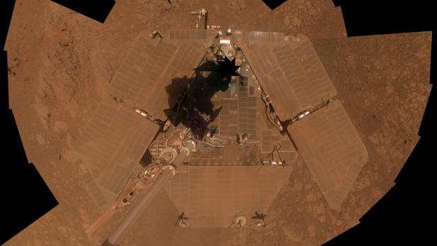 Der Mars-Rover Opportunity ist nach zehn Jahren Betrieb mit rotem Staub überzogen
