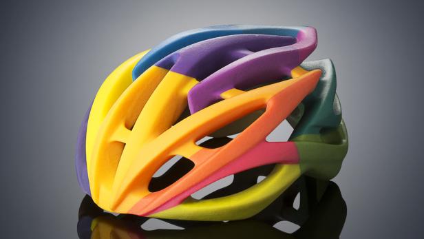 Der neue Stratasys 3D-Drucker Objet 500 Connex3 produziert mehrfarbige Objekte aus mehreren Materialien