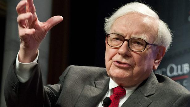 Warren Buffet gestikuliert