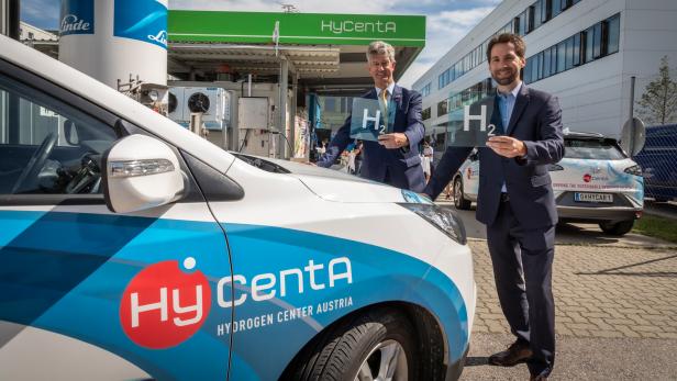 TU Austria Präsident Harald Kainz (li.) und HyCentA-Leiter Alexander Trattner vor der Grazer Wasserstofftankstelle