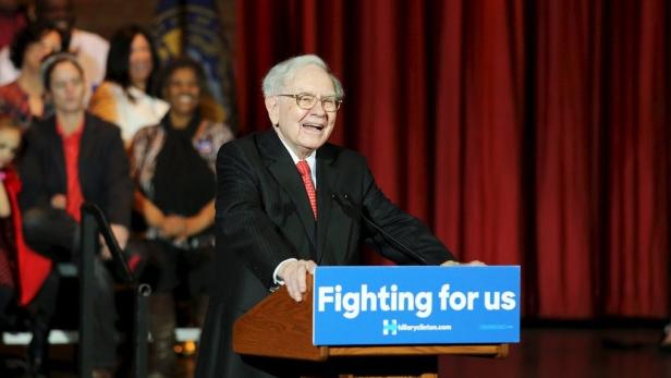 Warren Buffet unterstützt Hillary Clinton im US-Präsidentschaftswahlkampf und Apple an der Börse
