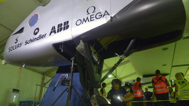 Techniker inspizieren das Solarflugzeug Solar Impulse 2 in Kairo.