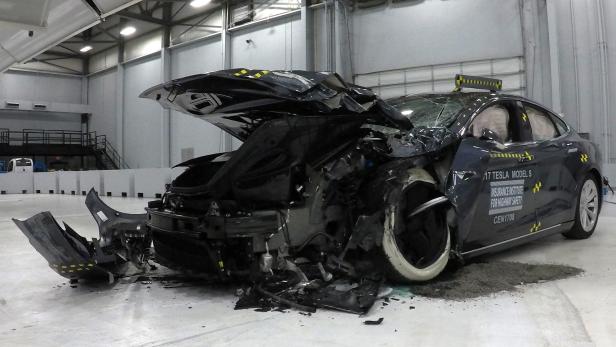 Ein Tesla bei einer Crash-Sicherheitsuntersuchung