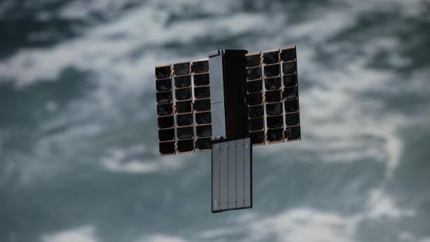 Der österreichische Satellit Adler-1 über der Erde (Konzeptdarstellung)