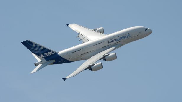 Ein Airbus A380 im Flug vor blauem Himmel.