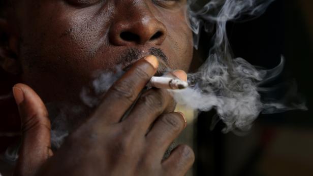 Cigarette smokers in Abidjan