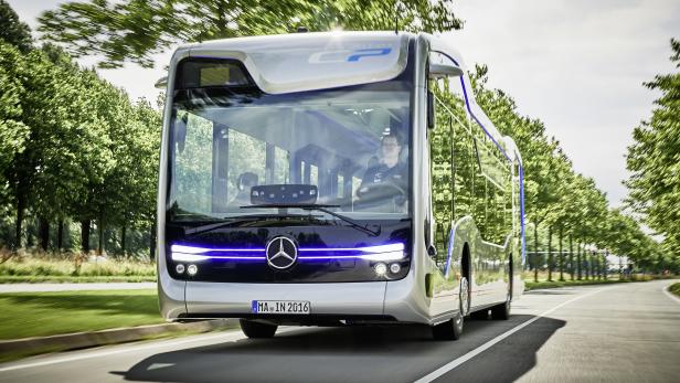 Laut Daimler werden zunächst selbstfahrende Autos auf den Straßen unterwegs sein, LKWs und Busse werden erst später automatisiert