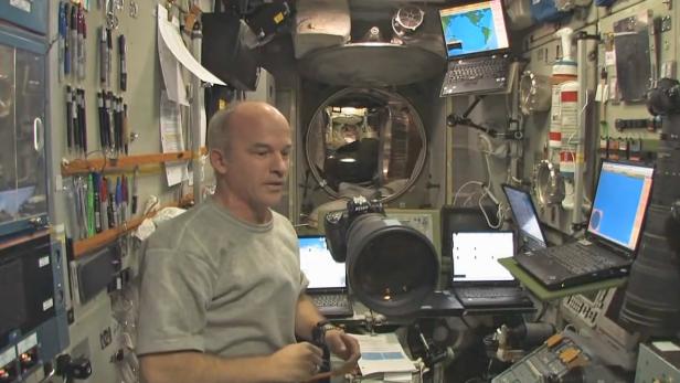 Astronaut Jeff Williams demonstriert, was im Inneren der ISS passiert, wenn die werden.