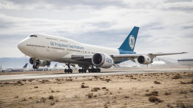 Boeing 747 mit einem riesigen GE9X Triebwerk, das zu Testzwecken montiert wurde