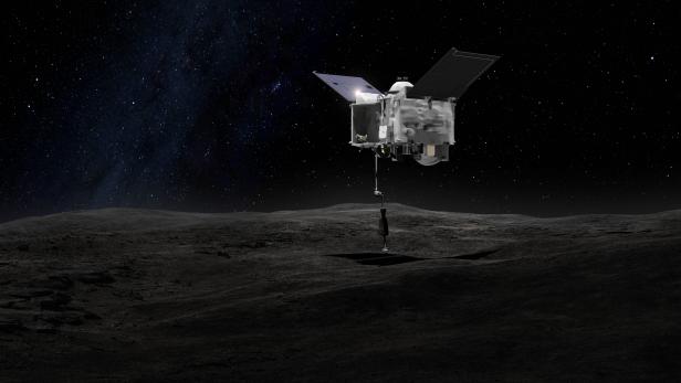 Künstlerische Darstellung der Raumsonde OSIRIS-REx über der Oberfläche des Asteroiden Bennu