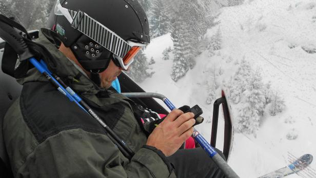Das Smartphone ist schon längst ständiger Begleiter beim Wintersport