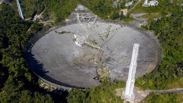 Arecibo-Teleskop nach dem Absturz der Plattform