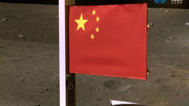 Die chinesische Flagge auf dem Mond