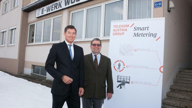 Geschäftsführer der M2M-Sparte bei der Telekom Austria, Bernd Liebscher mit dem Geschäftsführer vom E-Werk Wüster, Peter Wüster.
