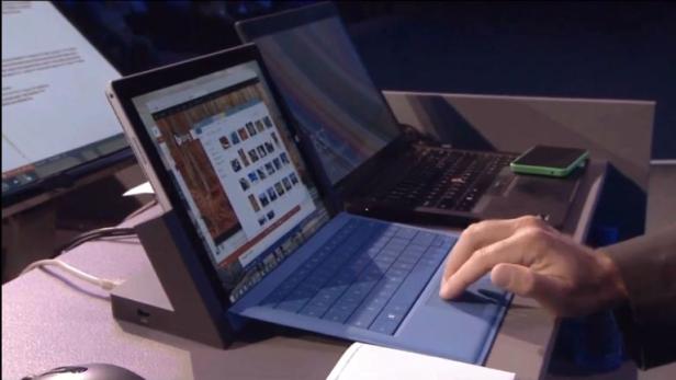 Joe Belfiore demonstriert die neuen Touchpad-Gesten bei Windows 10
