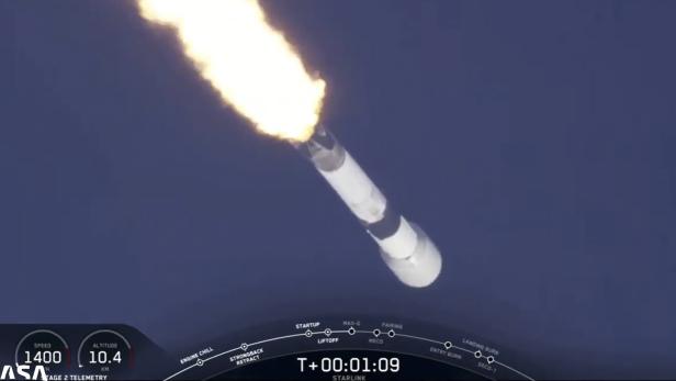 Eine Falcon-9-Rakete bringt Starlink-Satelliten in den Orbit
