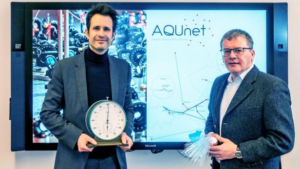 Thorsten Schumm (mit Uhr) und Bernd Logar (mit Glasfaserkabel)