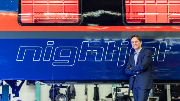 Siemens Mobility CEO Michael Peter vor dem Nightjet, der im Werk Simmering in Wien gebaut wird