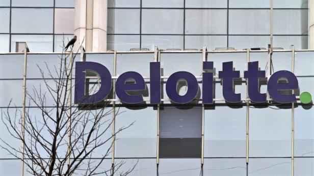 The Deloitte logo is seen on a commercial tower at Gurgaon, on the outskirts of New Delhi in this August 9, 2012 file photo. U.S. regulators on December 3, 2012 charged the Chinese arms of five top accounting firms, including Deloitte, with securities violations over their refusal to produce certain audit papers for U.S.-listed Chinese companies. REUTERS/Parivartan Sharma/Files (INDIA - Tags: BUSINESS LOGO CRIME LAW)