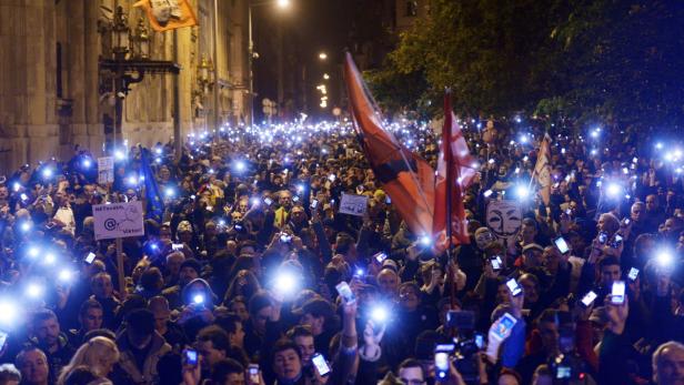 In Budapest gingen Tausende Menschen auf die Straße, um gegen die Internet-Steuer zu demonstrieren.