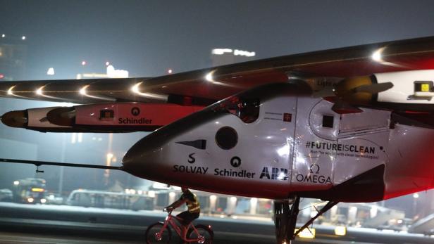 Solar Impulse 2 landete heute Nacht nach einer Weltumrundung wieder in Abu Dhabi.