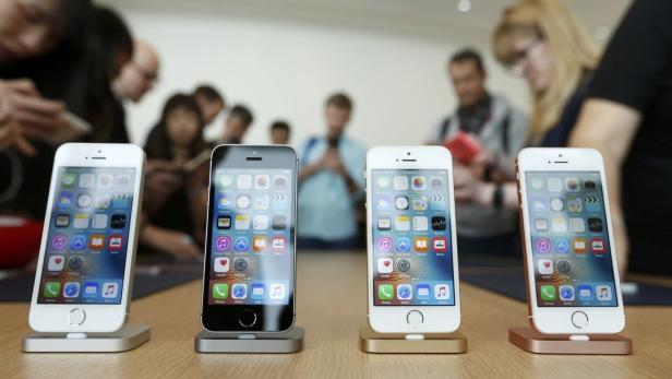 Für Einsteiger wurde zeitgleich das iPhone SE eingeführt. Es gleicht äußerlich dem iPhone 5, jedoch mit der Technik des iPhone 6.