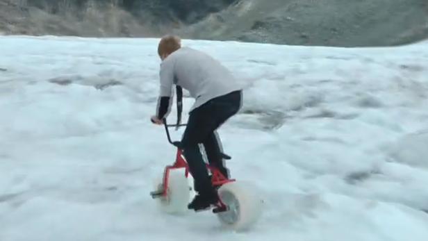 Das erste Fahrrad mit Rädern aus Eis, getestet auf einem Gletscher.
