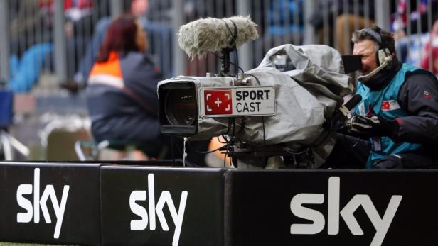 File photo of Sky television camera operator during a German Bundesliga first division soccer match in Munich January 19, 2013. German pay-TV operator Sky Deutschland gained more subscribers than expected during the second quarter, helped by German soccer triumphs. Sky Deutschland added 47,900 customers to 3.45 million during the quarter, beating even the most optimistic expectation of 44,000 in a Reuters poll. The company, which is majority owned by Rupert Murdoch&#039;s News Corp, said earnings before interest, tax, depreciation and amortisation (EBITDA) rose 60 percent to 36.8 million euros ($48.7 million). REUTERS/Michael Dalder/Files (GERMANY - Tags: SPORT BUSINESS MEDIA)