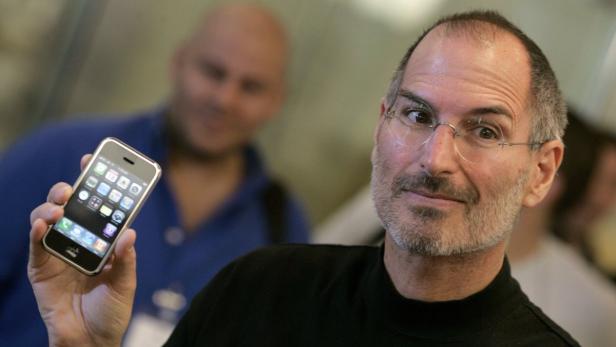 Steve Jobs mit dem iPhone im Jahr 2007