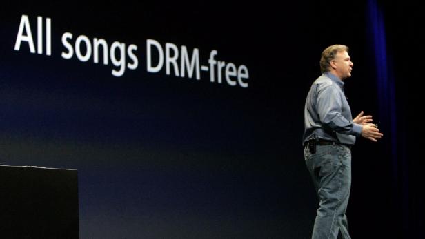 Philip Schiller verkündete 2009, dass Apple in seinem iTunes Store auf DRM verzichtet.