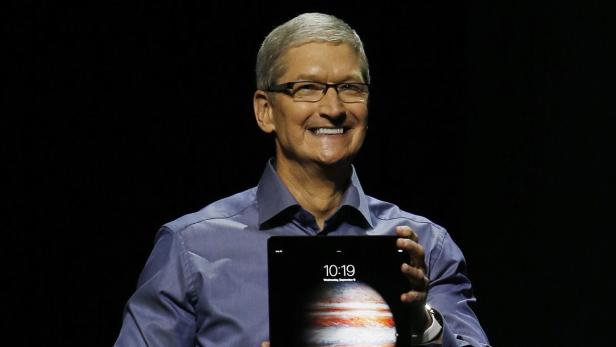 Apple-CEO Tim Cook mit dem iPad Pro