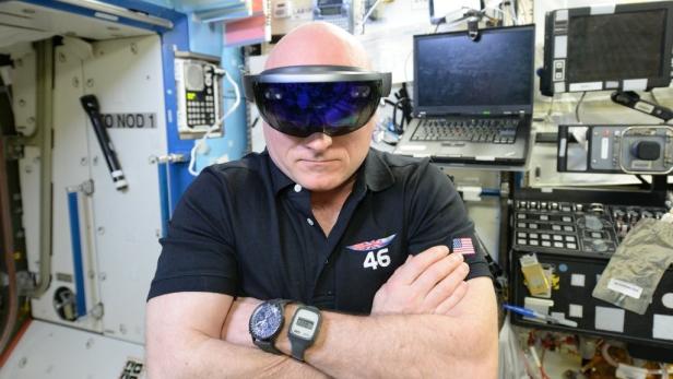 ISS-Astronaut Scott Kelly trägt eine Microsoft HoloLens